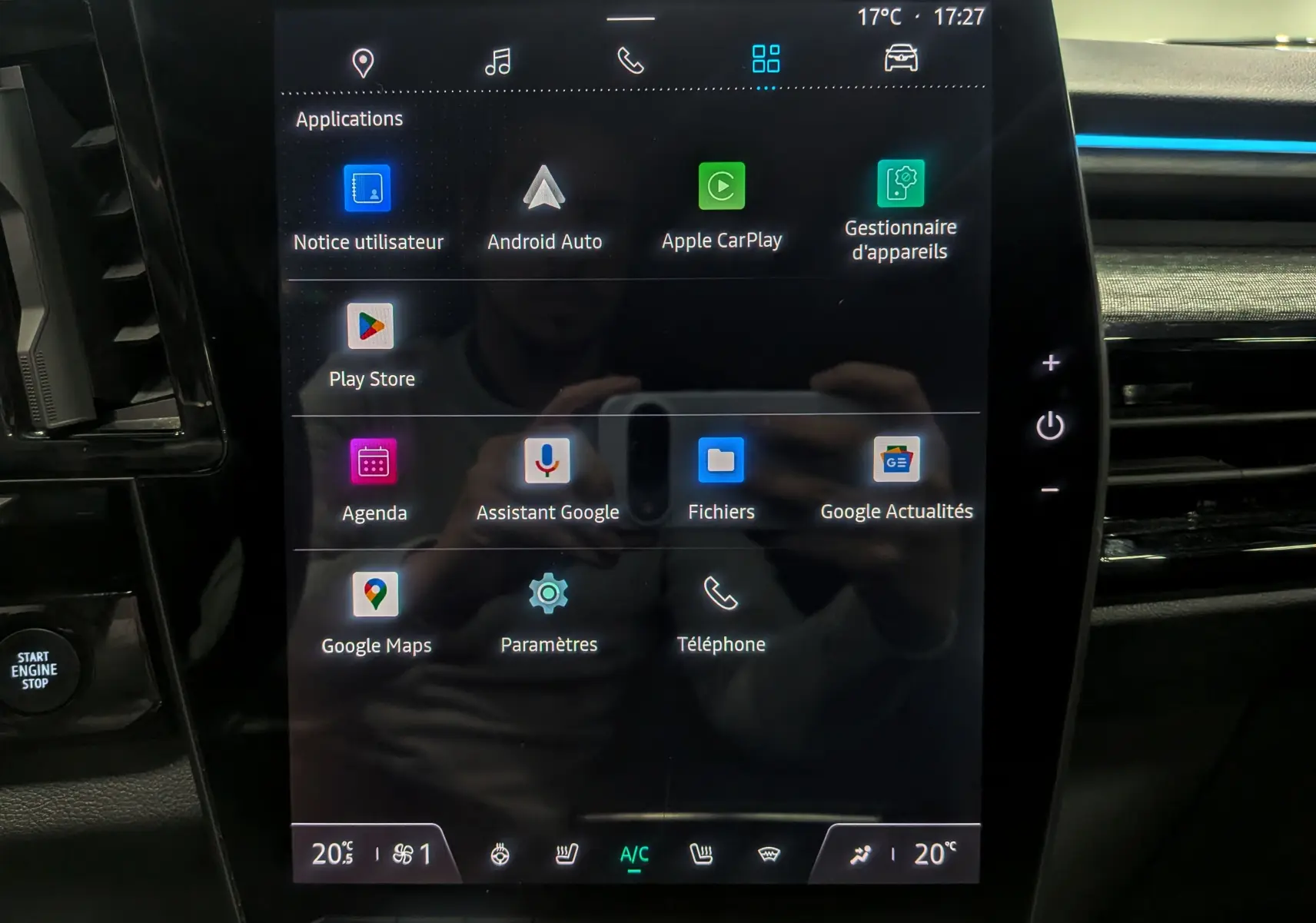 Écran tactile central du Renault Austral 2024 affichant les applications connectées dans un intérieur moderne noir.