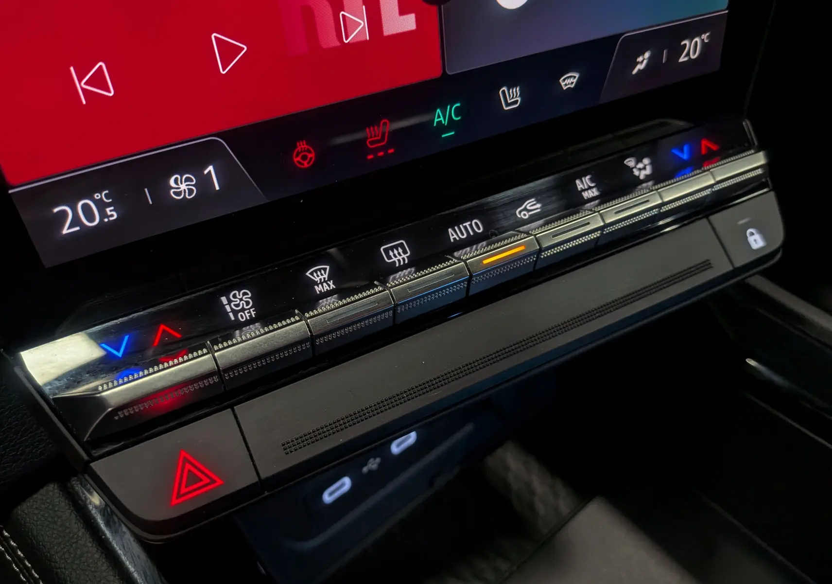 Détail du tableau de bord du Renault Austral 2024 montrant les commandes tactiles de climatisation et l'écran multimédia.