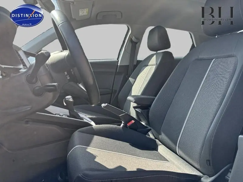 Vue intérieure côté conducteur de l'Audi A1 Sportback 2020 avec sièges tissu noir et volant cuir multifonction.