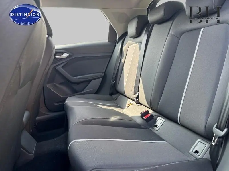 Vue intérieure du siège arrière en tissu noir avec surpiqûres claires de l'Audi A1 Sportback 2020 côté gauche.