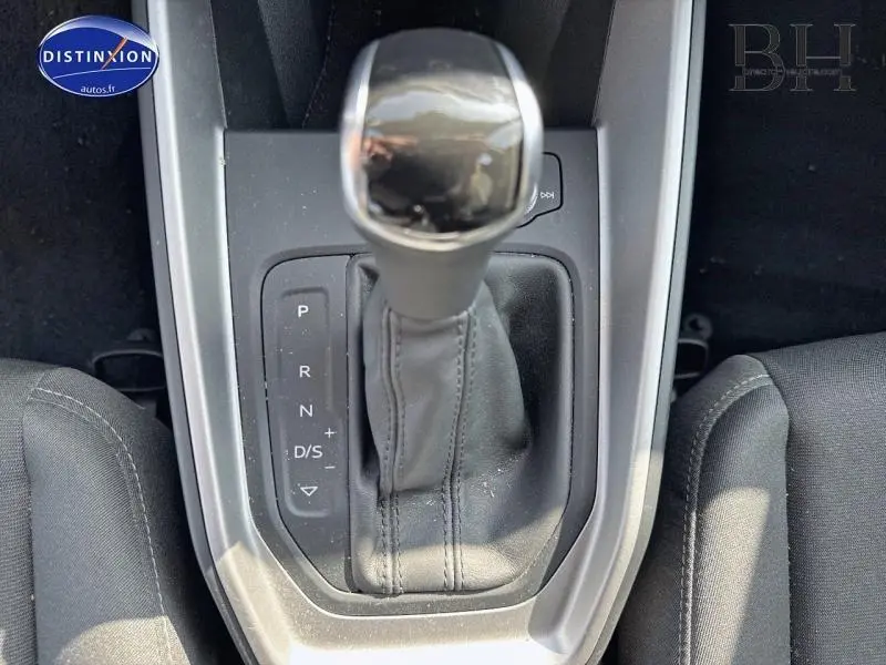 Le levier de vitesses automatique en cuir noir de l'Audi A1 Sportback 2020 vu de dessus au centre de la console.