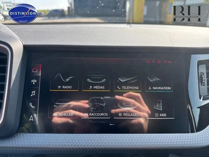 Écran tactile central de l'Audi A1 Sportback 2020 affichant les menus radio, médias, téléphone et navigation.