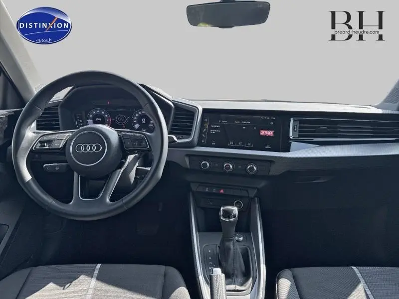 Intérieur de l'Audi A1 Sportback 2020 avec tableau de bord moderne, volant cuir multifonction et écran tactile central.