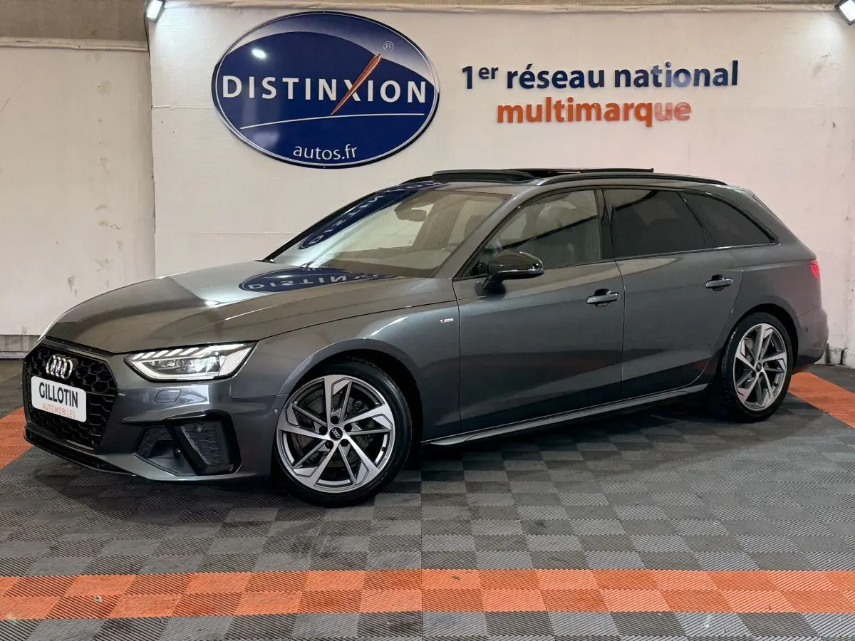 Audi A4 35 TFSI S Edition gris foncé vue 3/4 avant gauche en intérieur avec jantes alliage distinctives.