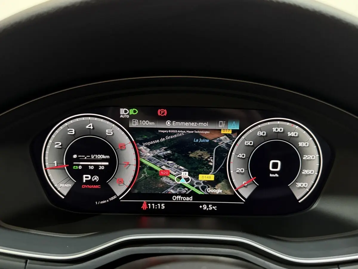 Vue rapprochée du tableau de bord numérique de l'Audi A4 35 TFSI 2022, affichant la navigation et compteurs digitaux.