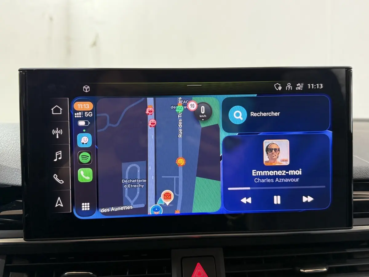 Écran tactile central de l'Audi A4 35 TFSI 2022 affichant navigation et lecture musicale.