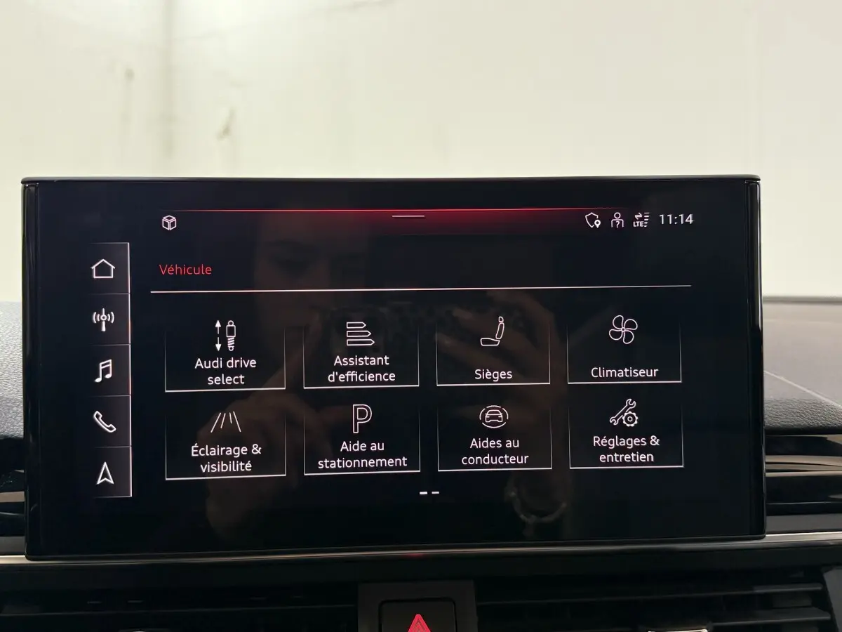 Écran tactile central de l'Audi A4 35 TFSI 2022 affichant le menu des aides à la conduite et réglages.