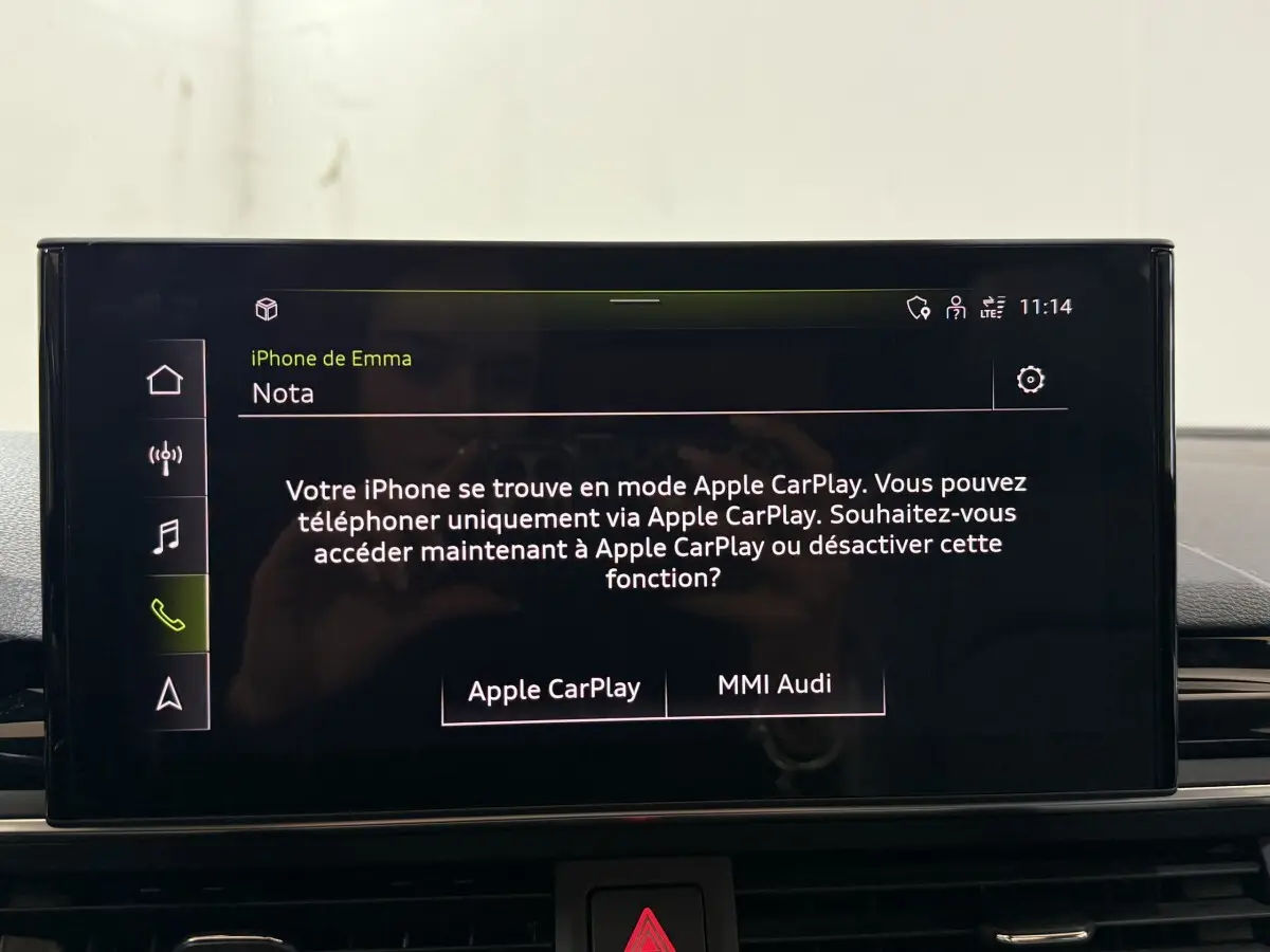 Écran tactile central de l'Audi A4 35 TFSI 150 S tronic S Edition affichant l'interface Apple CarPlay.