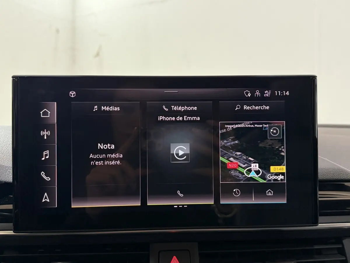 Écran tactile central de l'Audi A4 35 TFSI 150 S tronic S Edition 2022, affichant navigation et téléphone.