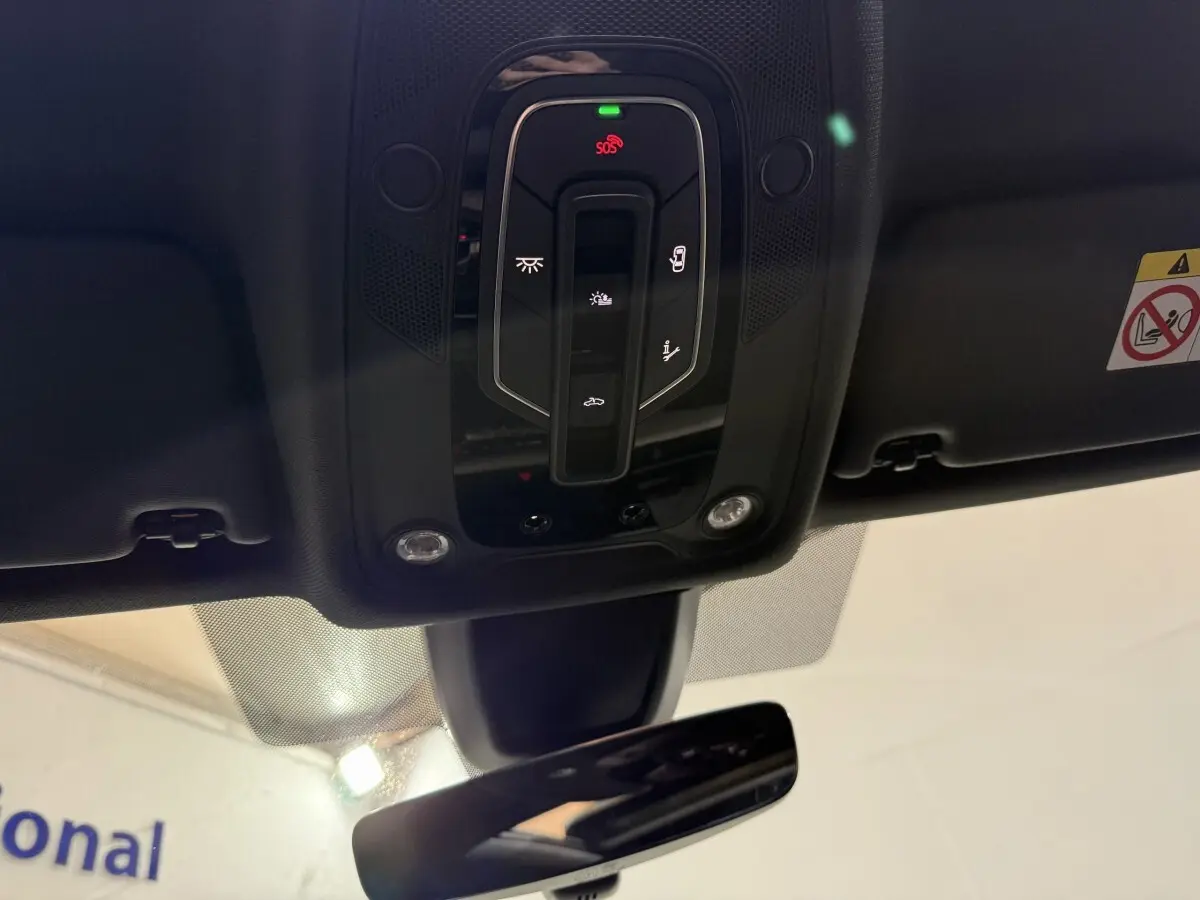 Vue intérieure en plongée du panneau de commandes de plafonnier noir avec boutons lumineux d'une Audi A4 gris foncé 35 TFSI 2022.