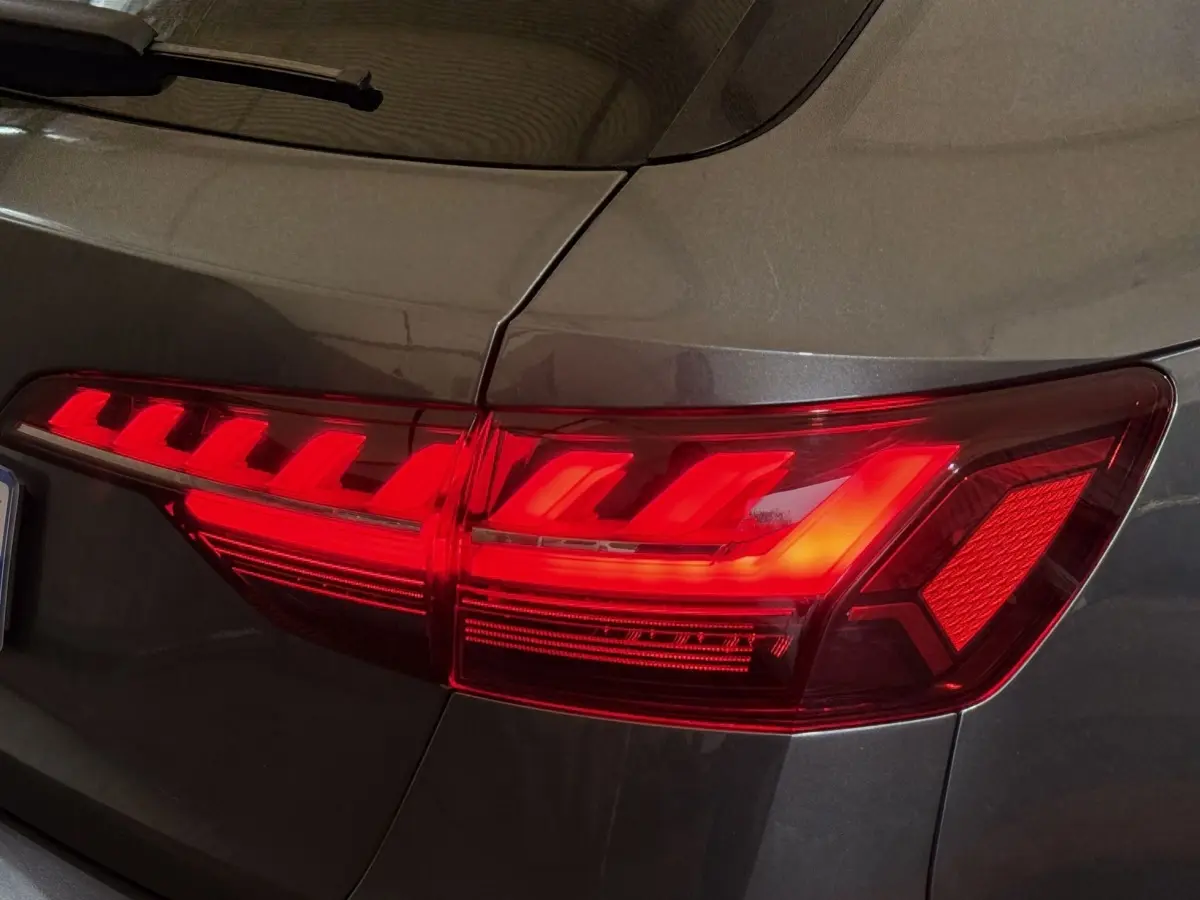 Gros plan sur le feu arrière droit rouge d'une Audi A4 gris foncé 35 TFSI 2022, finition S Edition.