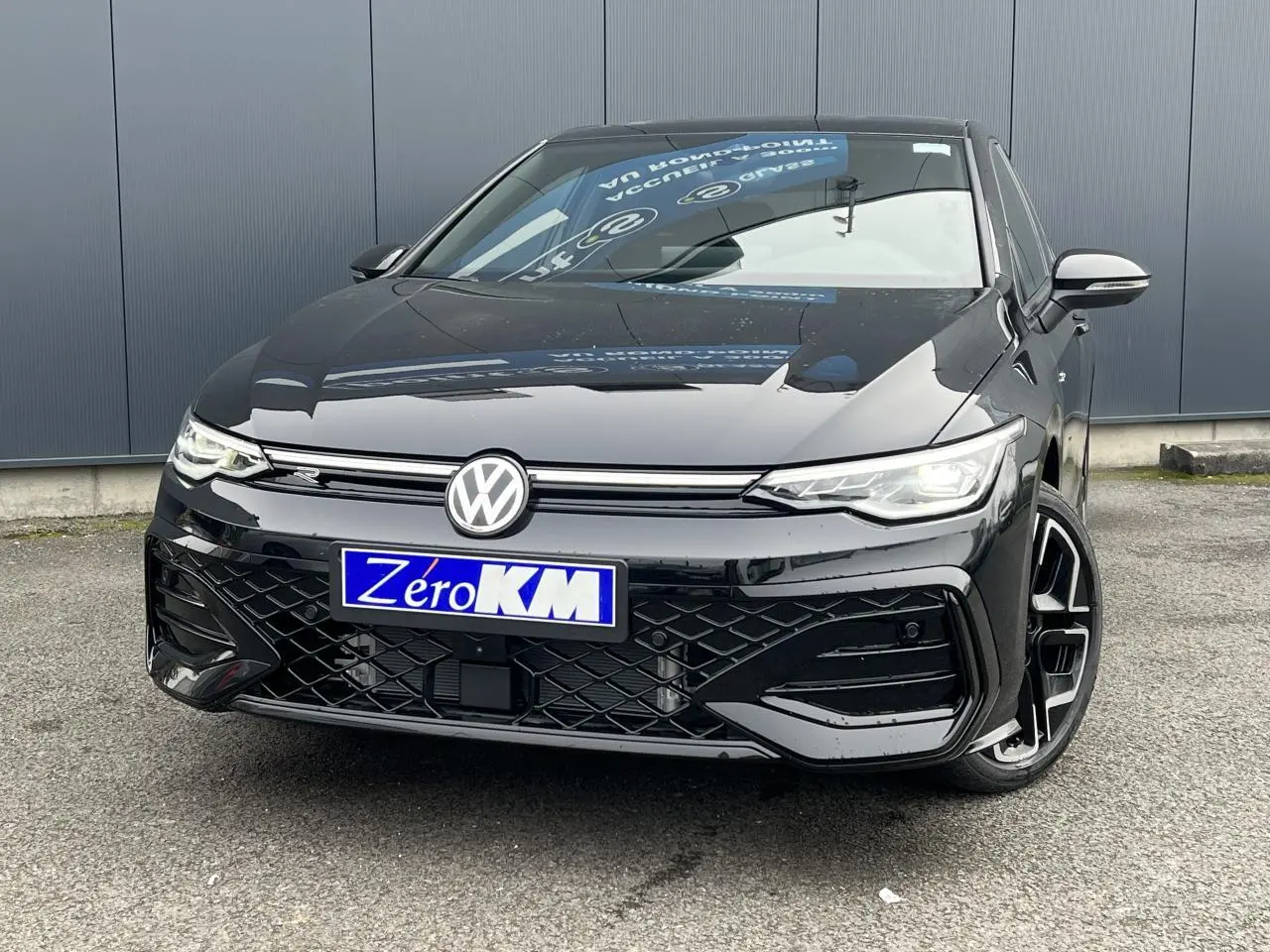 Volkswagen Golf VIII R-Line noire vue de face, avec calandre spécifique et jantes alliage 18 pouces.