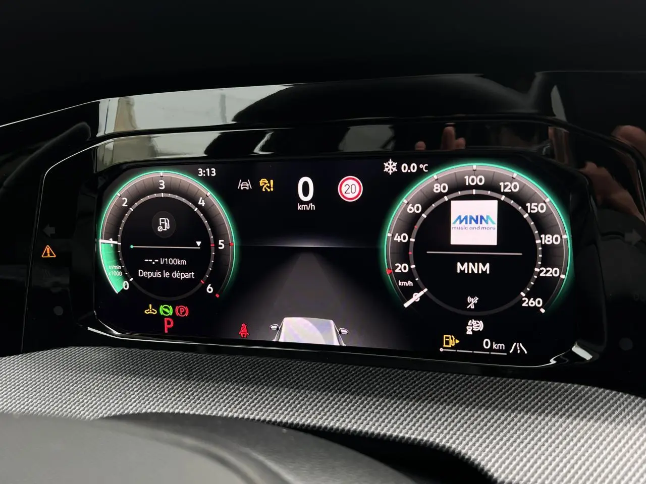 Tableau de bord numérique de Volkswagen Golf VIII noir, affichage vitesse, température et informations véhicule.