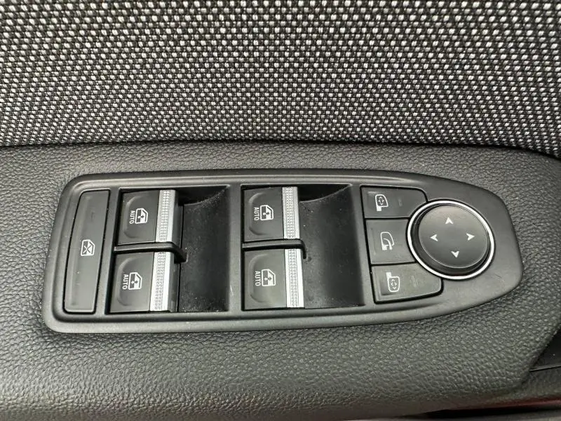 Gros plan sur les commandes de lève-vitres et réglage des rétroviseurs du Renault Captur 2025, finition Techno.