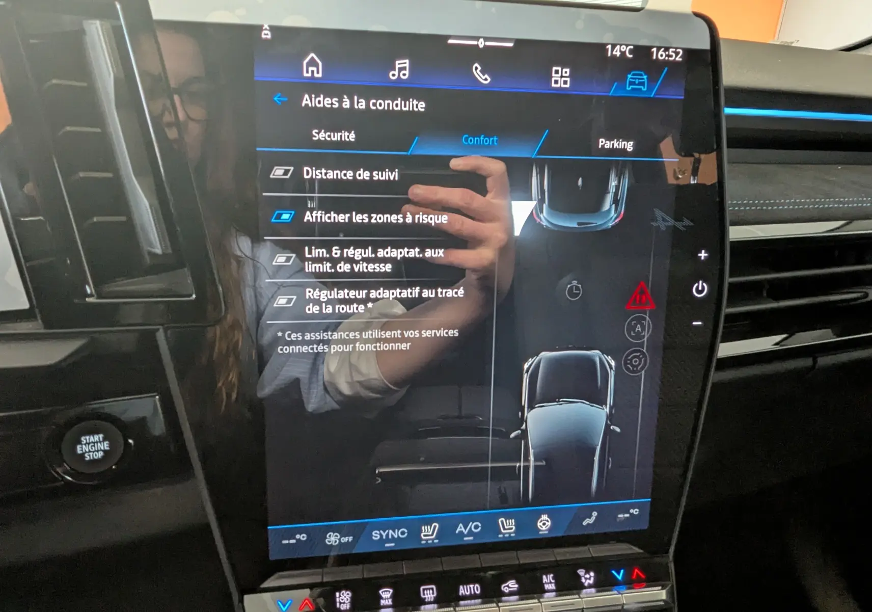 Écran tactile central du Renault Austral gris schiste montrant les aides à la conduite et la vue 360° intérieure.