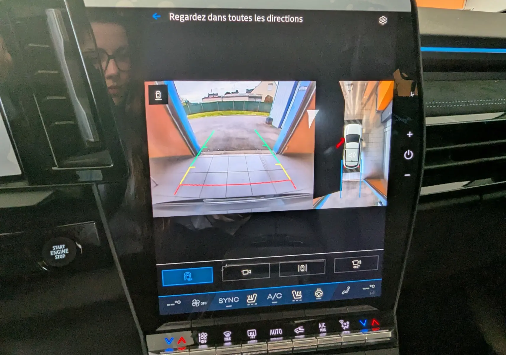 Écran central montrant la caméra de recul et vue 360° du Renault Austral gris schiste, intérieur avec commandes tactiles.
