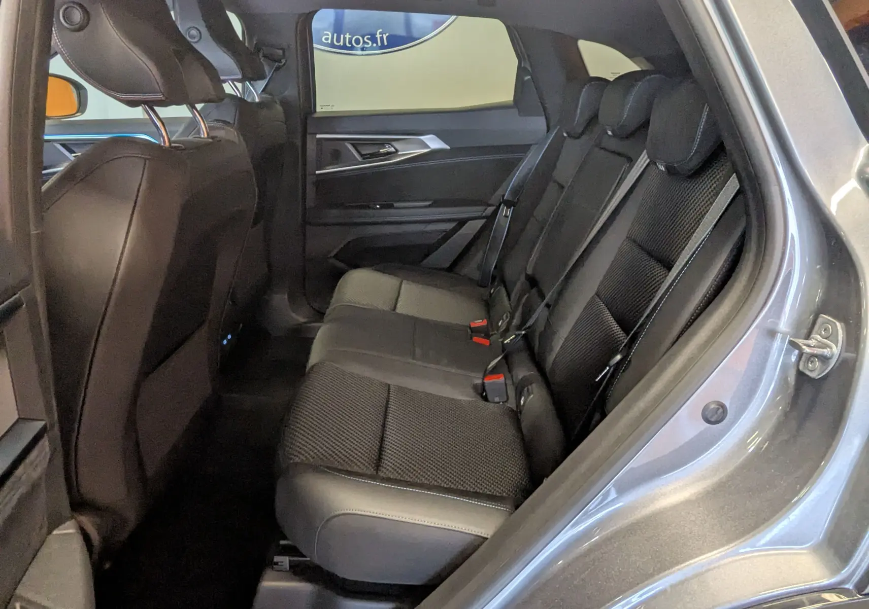 Vue côté droit des sièges arrière noirs en tissu et cuir du Renault Austral E-Tech 200 Esprit Alpine gris schiste.