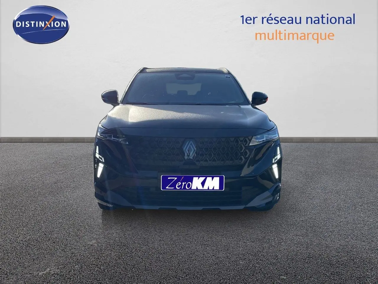 Renault Austral E-Tech hybride noir étoile métal vu de face avec calandre et feux LED distinctifs.