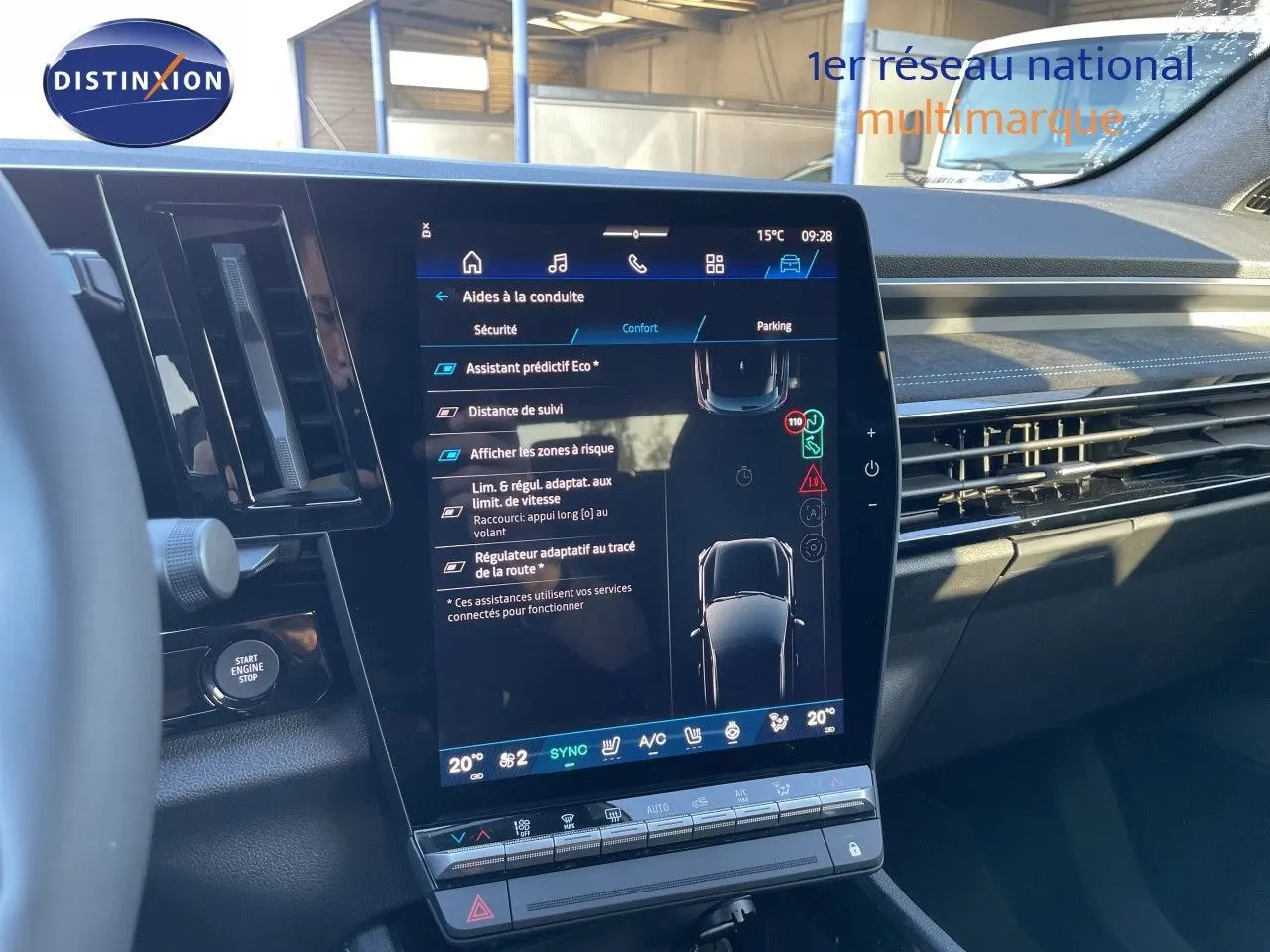 Vue intérieure du tableau de bord du Renault Austral noir étoile métal, mettant en valeur l'écran tactile central et les commandes modernes.