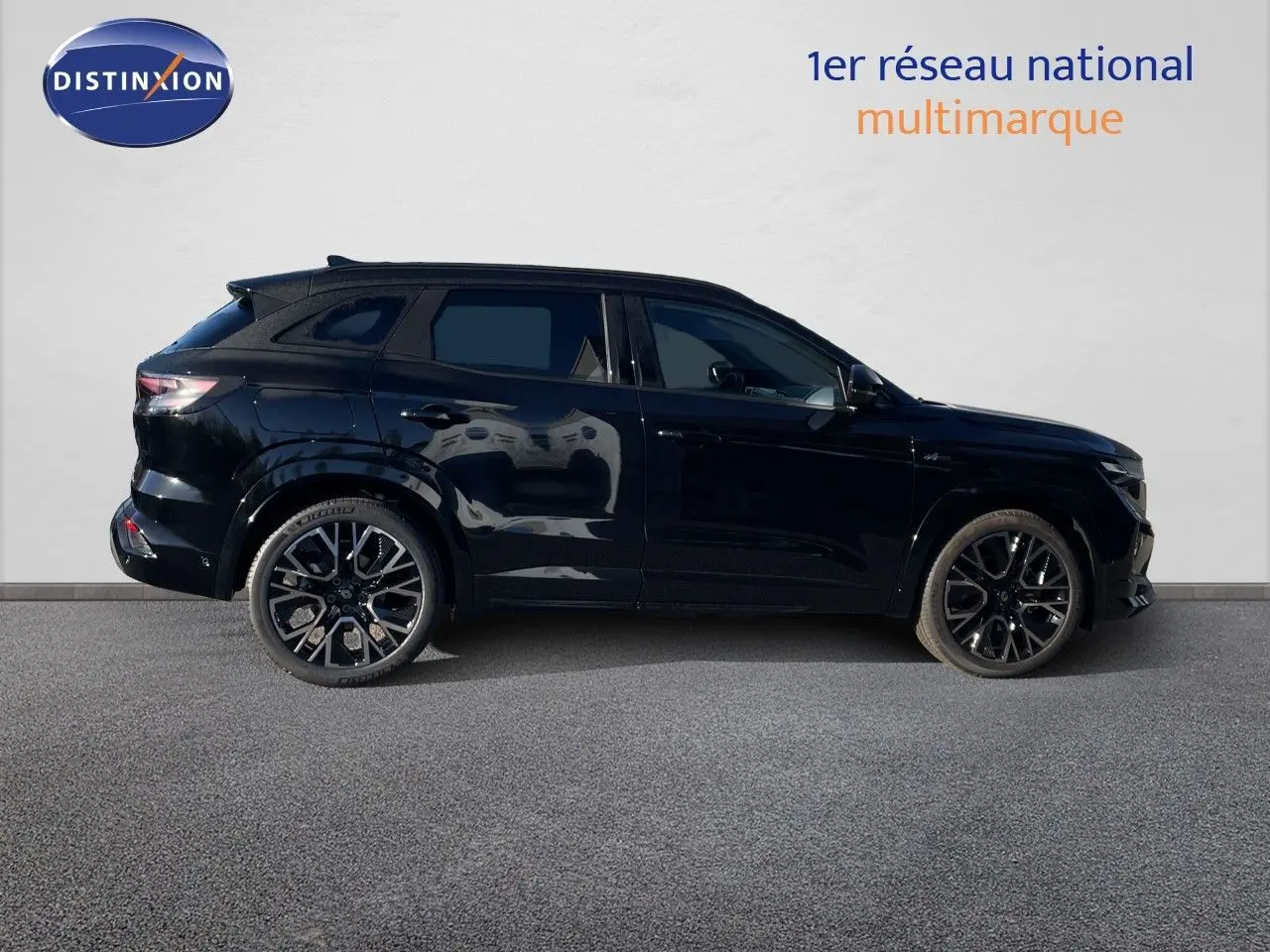 Profil droit du Renault Austral E-Tech Full Hybrid 200ch Esprit Alpine noir étoile métal avec jantes alliage noires.