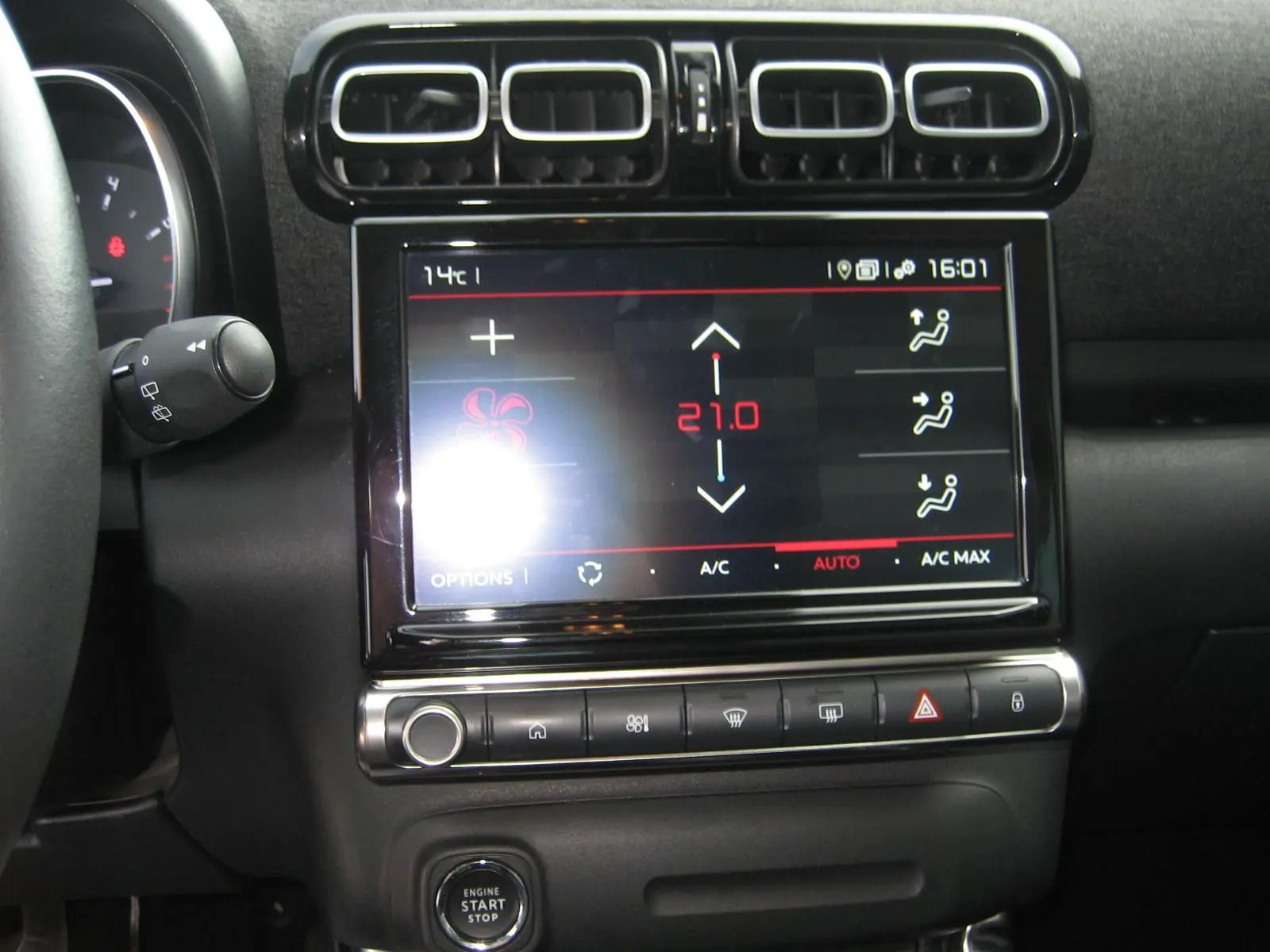 Vue rapprochée de l'écran tactile central et des commandes de climatisation du Citroën C3 Aircross gris platinium 2022.