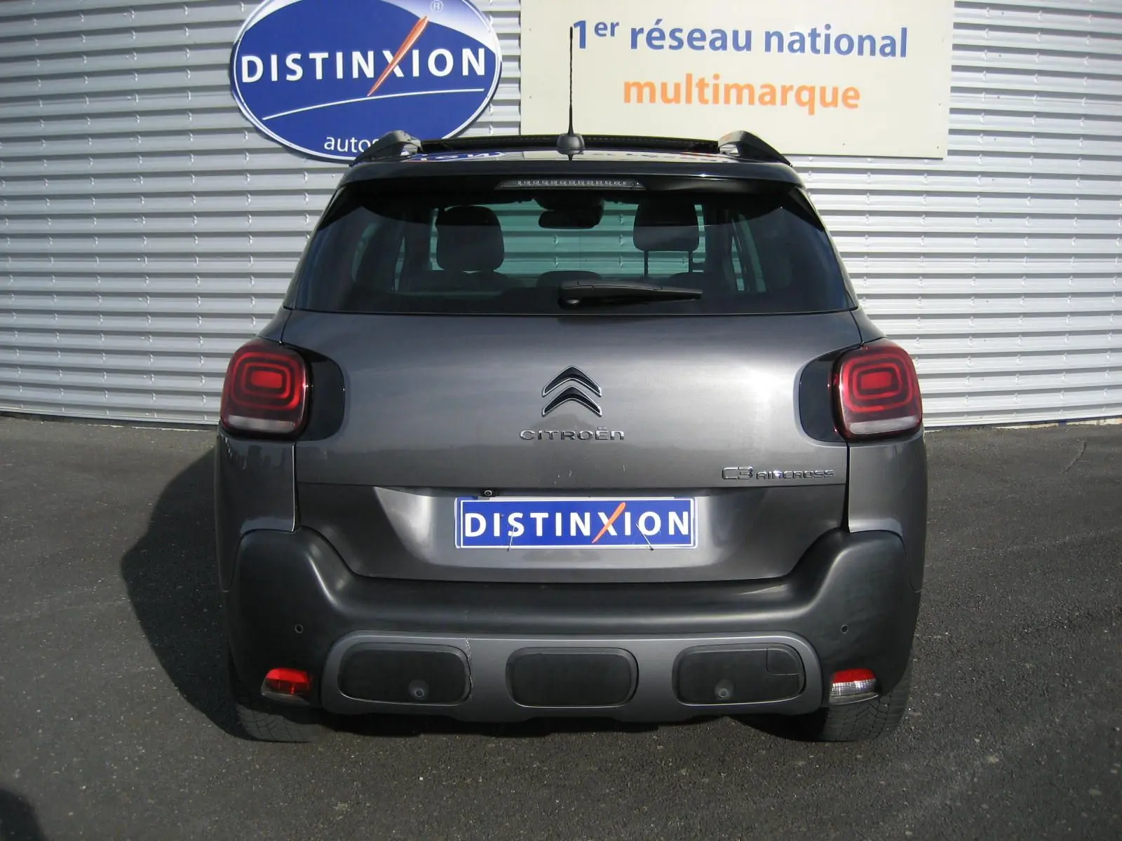 Vue arrière d'un Citroën C3 Aircross gris platinium 2022 avec feux arrière LED et logo distinctif au centre.