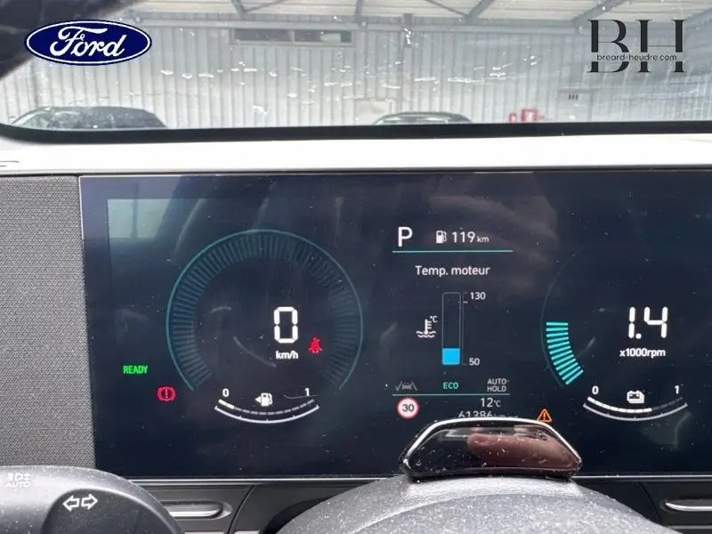 Tableau de bord numérique du Hyundai Kona 2023 avec affichage vitesse, température moteur et compte-tours.