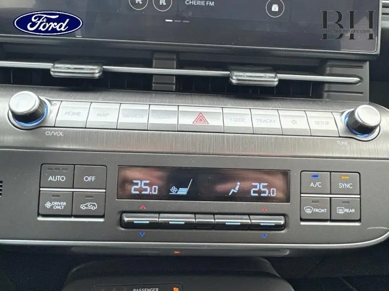 Panneau de commande de climatisation bi-zone avec affichage digital sur Hyundai Kona Denim Blue 2023, vue frontale rapprochée.