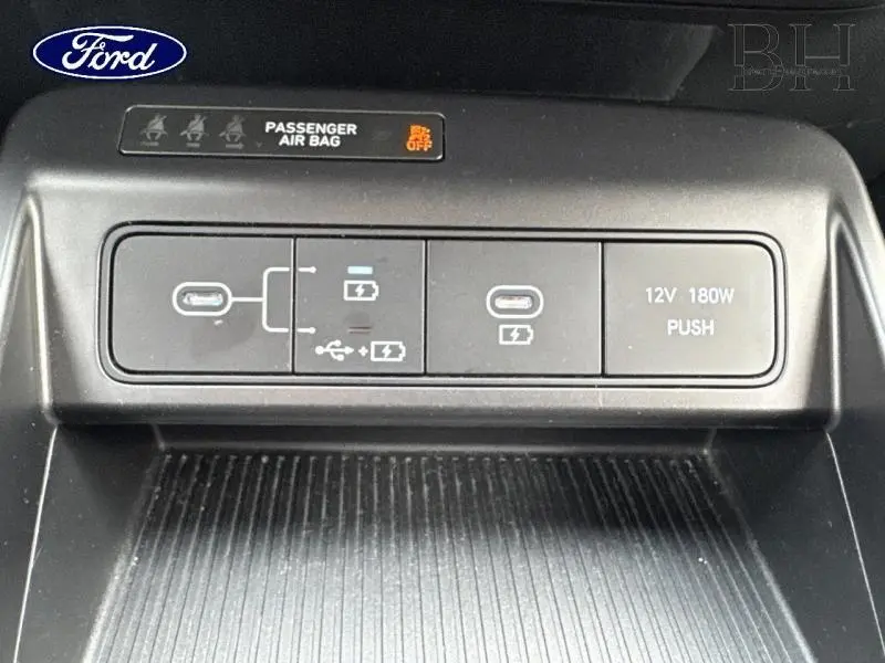 Gros plan sur la console centrale noire montrant les ports USB et la prise 12V du Hyundai Kona Denim Blue 2023