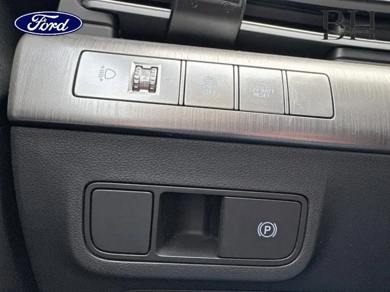 Détail des commandes de tableau de bord avec bouton de frein de parking électronique sur Hyundai Kona Denim Blue 2023