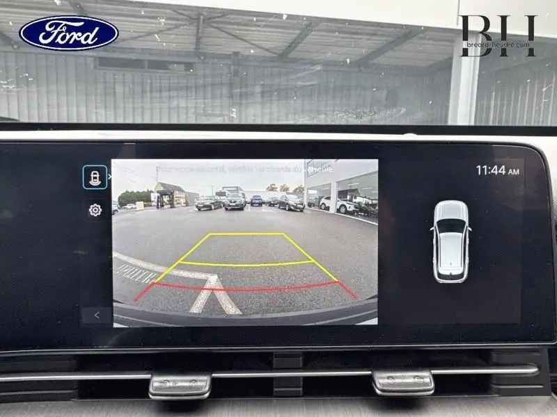 Écran tactile montrant la caméra de recul et l'aide au stationnement du Hyundai Kona Denim Blue perlé métallisé 2023.