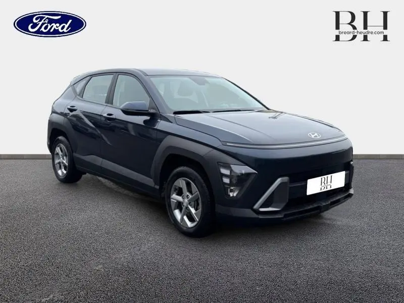 Hyundai Kona 1.6 GDi Hybrid 2023 en Denim Blue perlé, vue 3/4 avant avec calandre moderne et jantes alu.