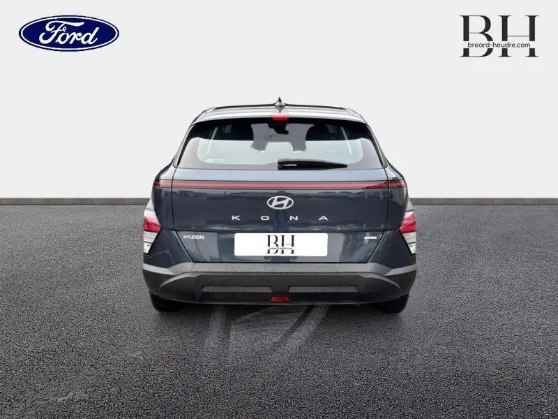 Vue arrière d'une Hyundai Kona 1.6 GDi Hybrid 2023 en Denim Blue perlé métallisé avec feux arrière LED étirés horizontalement.