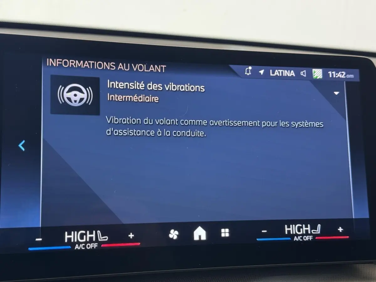 Écran digital intérieur du BMW X1 2024 affichant l’intensité des vibrations au volant, vue de face.