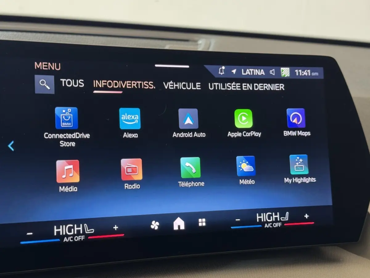 Écran tactile central du BMW X1 2024 affichant les applications multimédia et la commande de climatisation.