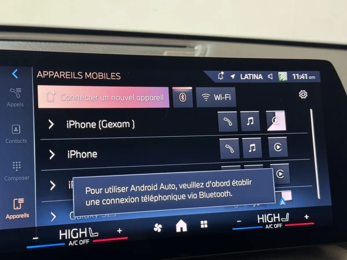 Écran tactile central du BMW X1 2024 affichant la connexion Bluetooth et options multimédia.