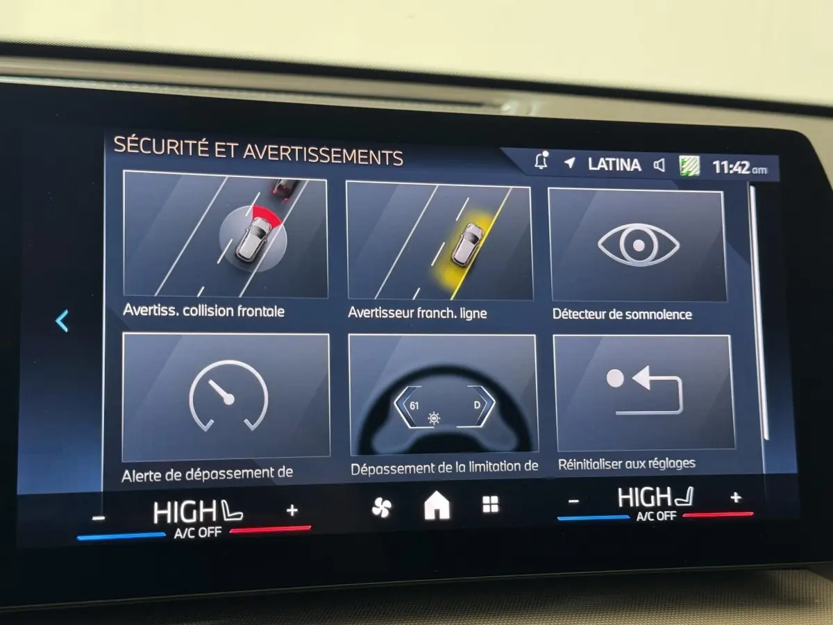 Écran tactile intérieur affichant les alertes de sécurité du BMW X1 2024, vue rapprochée du tableau de bord.