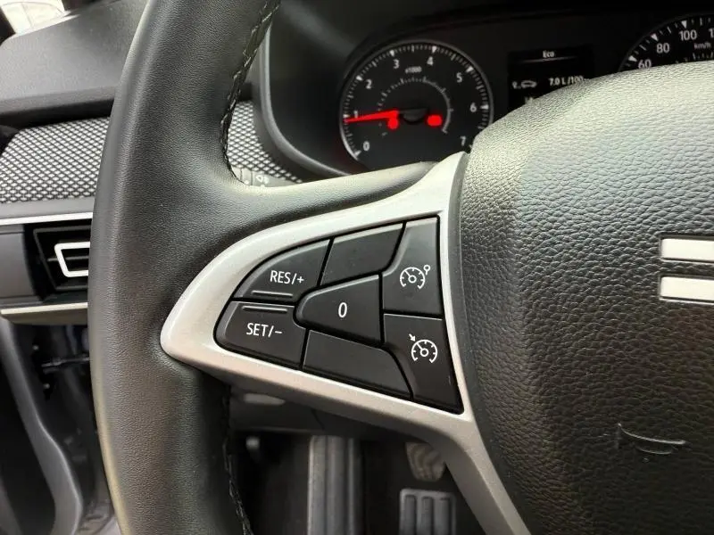 Gros plan sur le côté gauche du volant du Dacia Jogger 2025, avec commandes de régulateur de vitesse visibles.