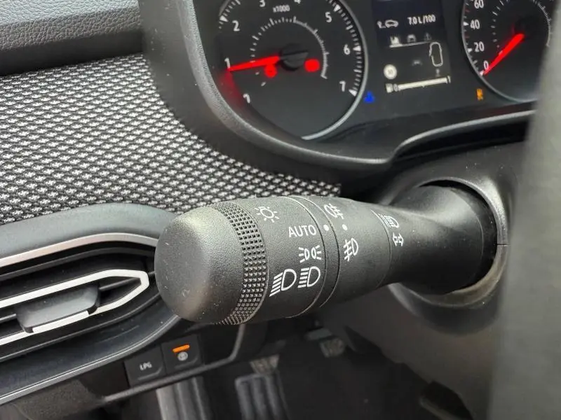 Gros plan sur la commande des feux du tableau de bord du Dacia Jogger gris Schiste métallisé, version 2025.