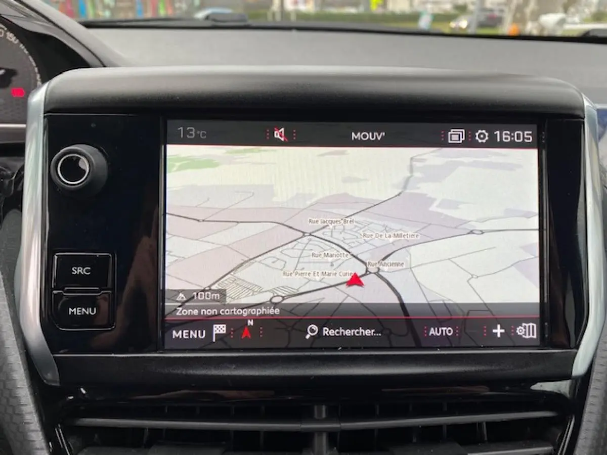 Écran central du tableau de bord du Peugeot 2008 GT Line 2017 montrant la navigation 3D connectée.