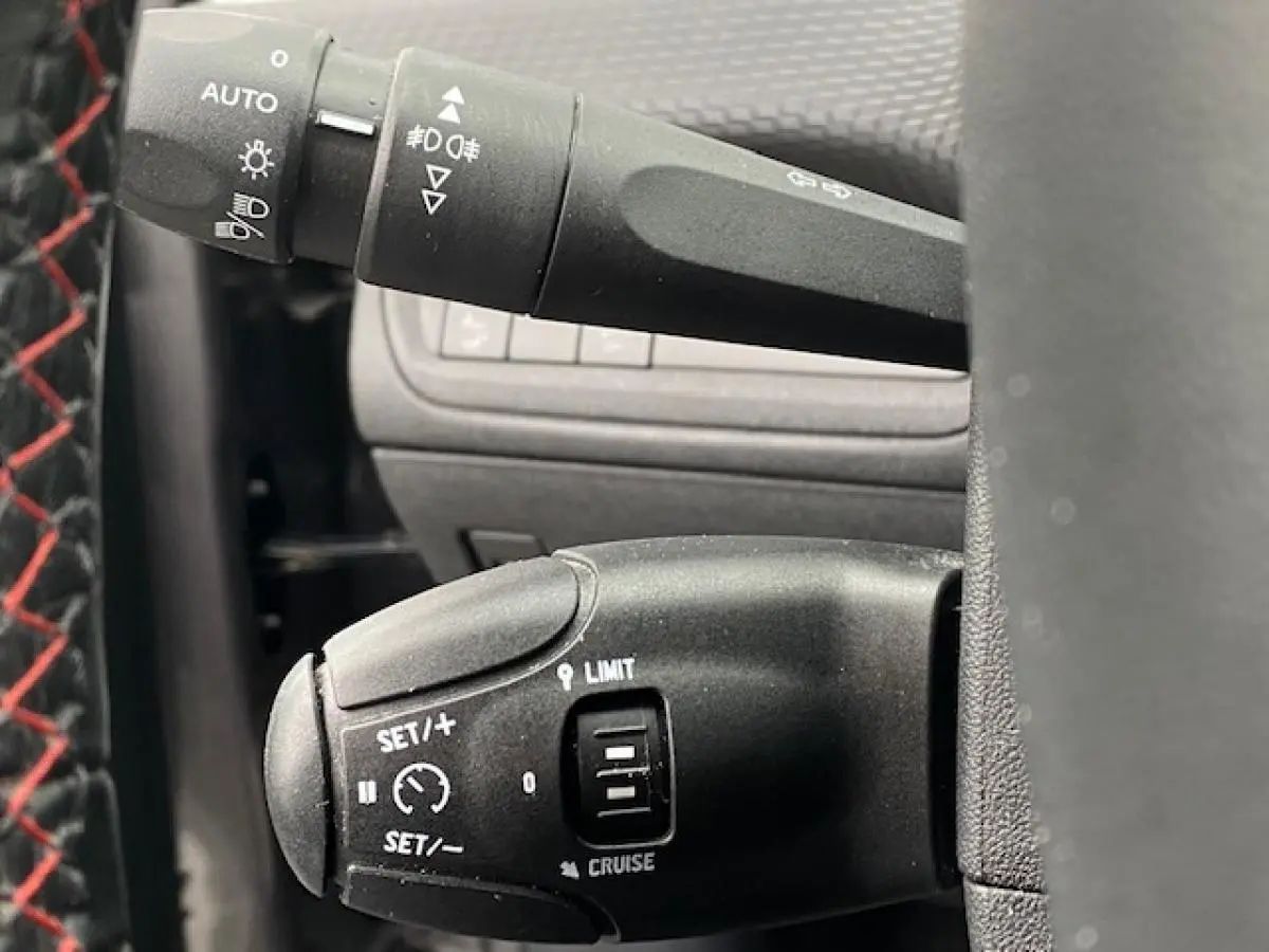 Gros plan sur les commandes au volant du Peugeot 2008 GT Line 2017, avec pédalier sport en aluminium visible.