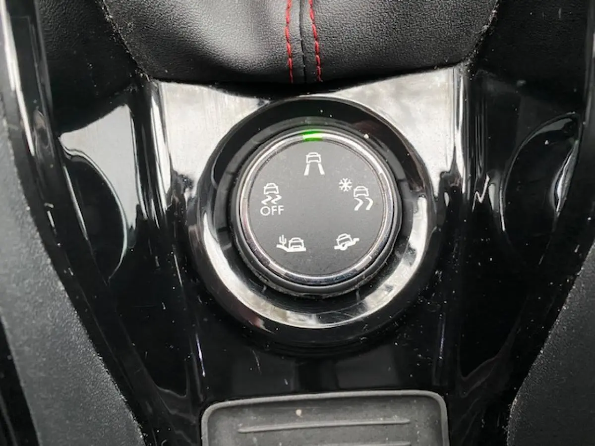 Gros plan sur le sélecteur de modes de conduite noir brillant dans l’habitacle d’une Peugeot 2008 GT Line gris platinium.