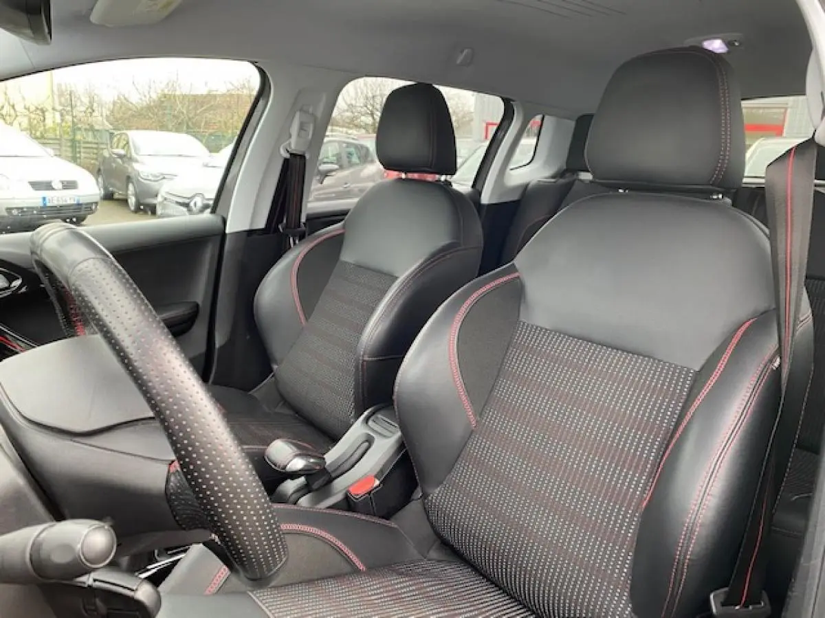 Vue intérieure montrant les sièges avant en cuir noir avec surpiqûres rouges du Peugeot 2008 GT Line 2017.