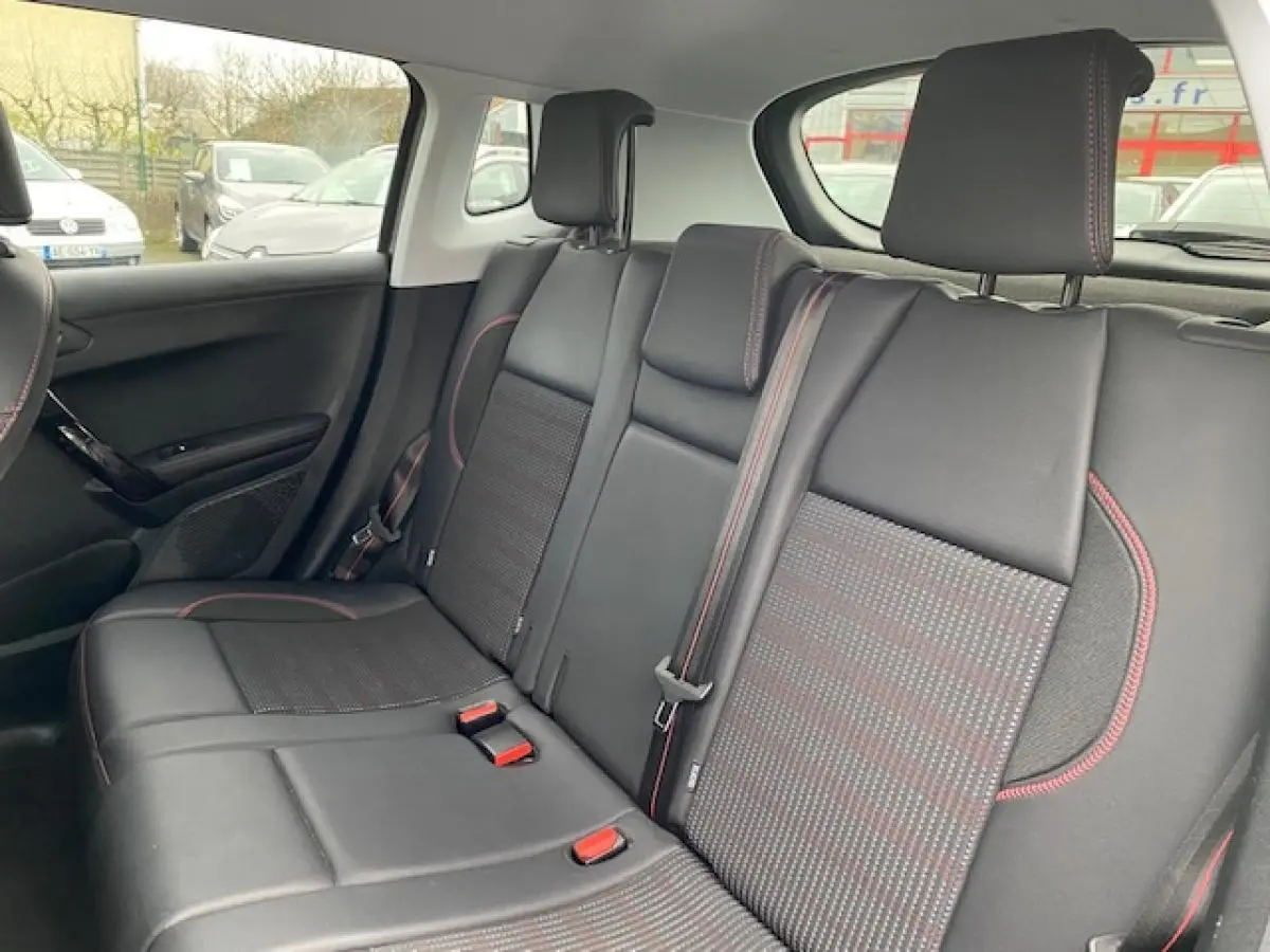 Vue intérieure sur la banquette arrière en cuir noir avec surpiqûres rouges du Peugeot 2008 GT Line 2017.