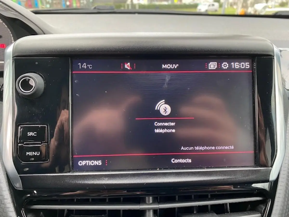 Écran tactile central de la Peugeot 2008 GT Line 2017, affichant la connexion Bluetooth, intérieur noir.