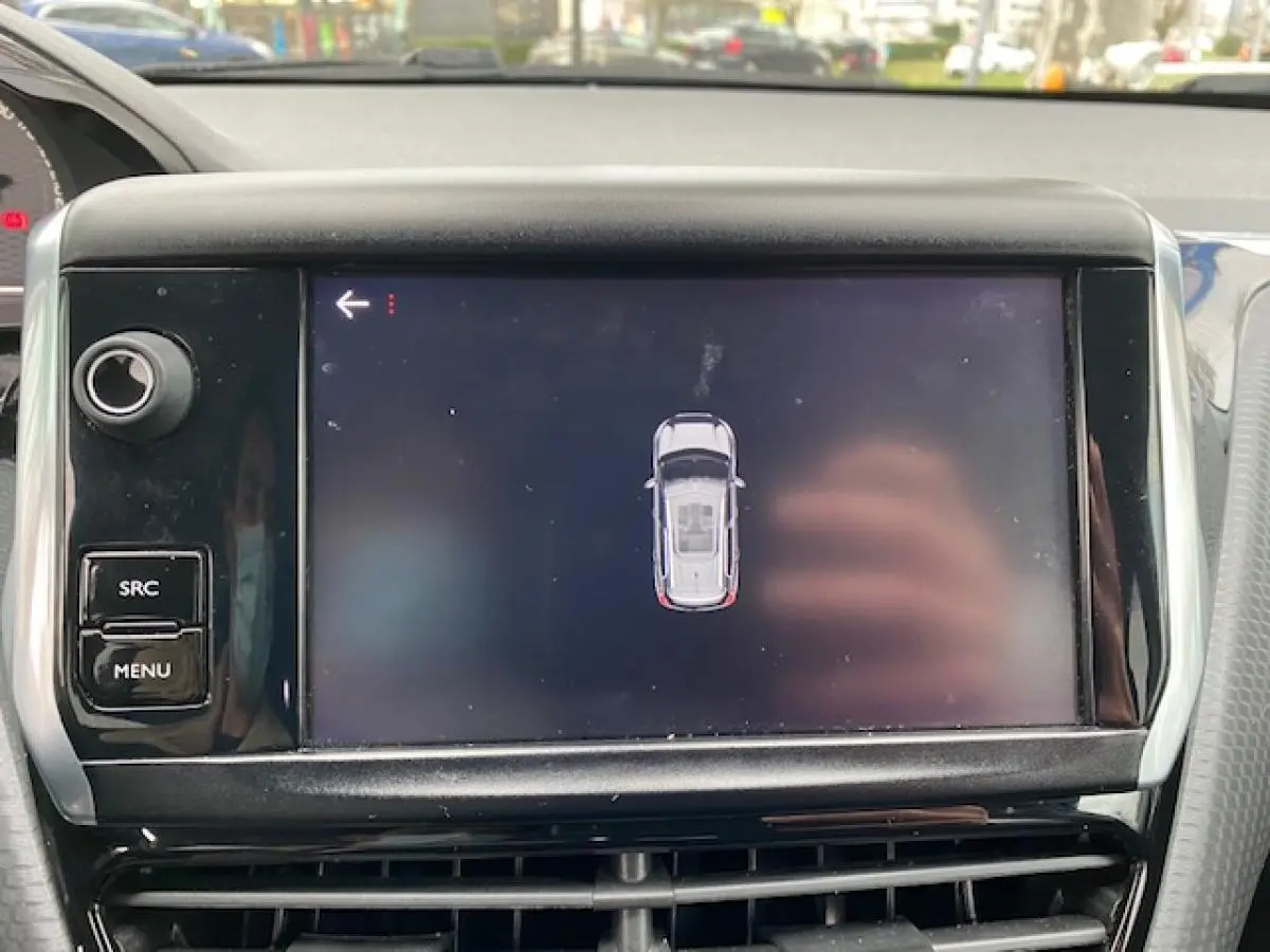 Écran central tactile du Peugeot 2008 2017 affichant la vue 3D du véhicule en gris platinium, intérieur noir.