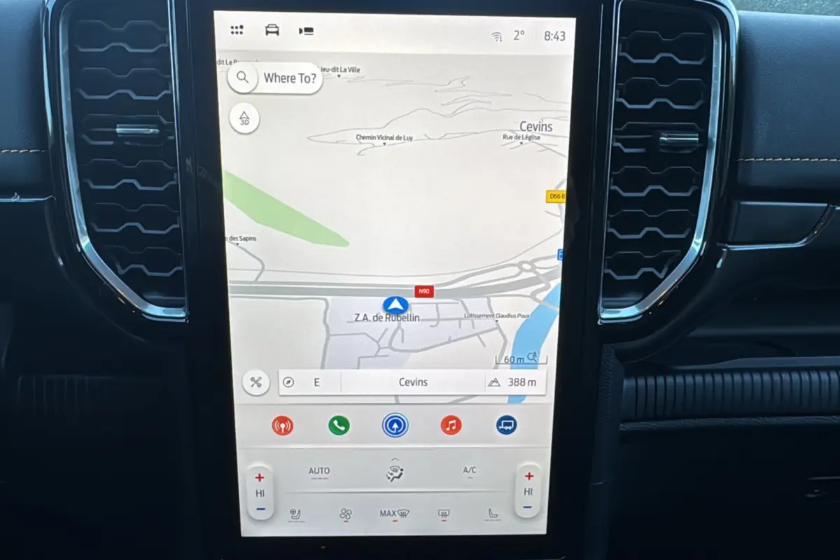 Vue rapprochée de l'écran tactile central du Ford Ranger 2026 affichant la navigation GPS avec interface moderne.