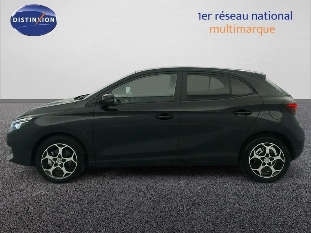 Vue de profil côté gauche d'une MG3 1.5 HYBRID+ 195 LUXURY noire Pebble Black avec jantes alliage distinctives.