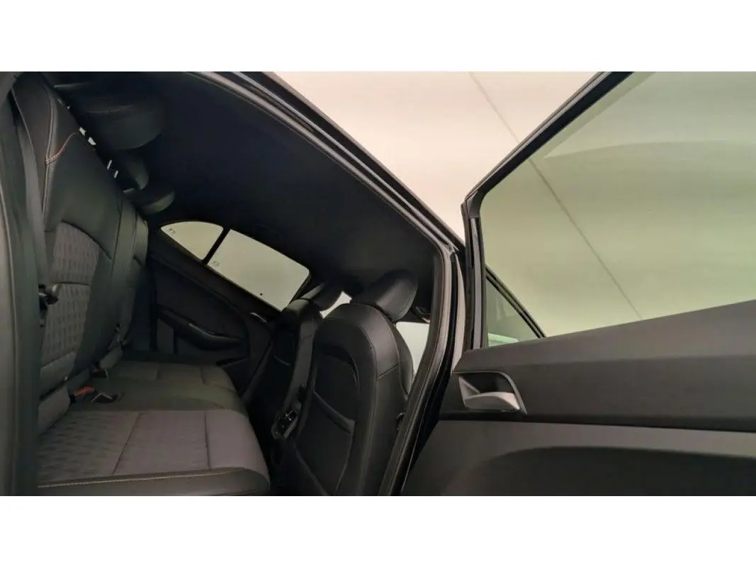 Vue intérieure côté gauche arrière du MG3 1.5 HYBRID+ 195 LUXURY 2025 en Pebble Black, sièges en cuir noir avec surpiqûres.