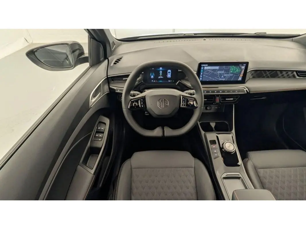 Vue intérieure frontale du poste de conduite du MG3 1.5 HYBRID+ 195 LUXURY en Pebble Black, avec écran digital et volant multifonction.
